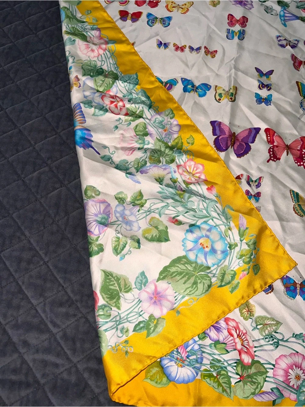 GUCCI Buttefly Silk Scarf Floral Botanical Square 34x34 Vintage Rare Hand Rolled